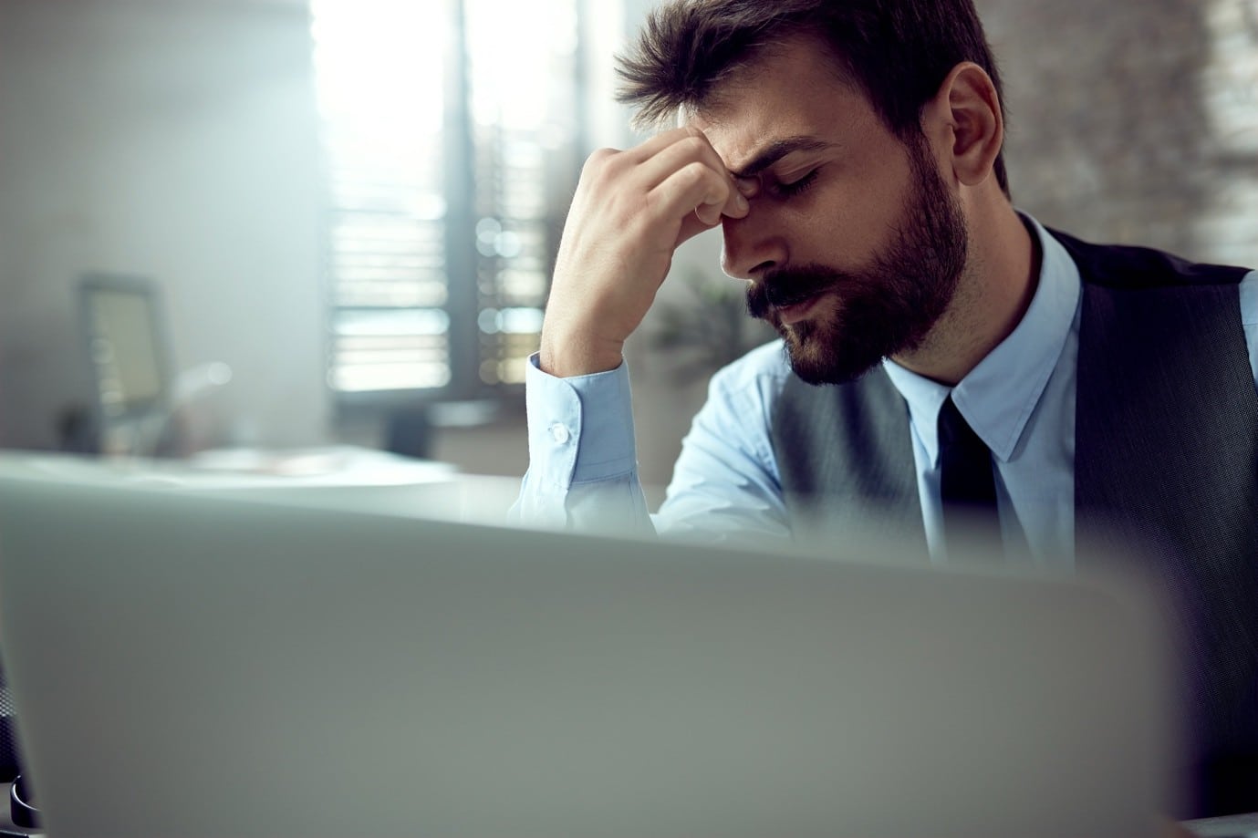 Dirigeant de PME consultant ses factures impayées et retards de paiement clients